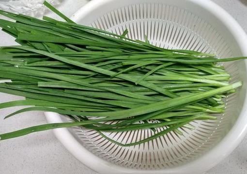  植物油|家常美食《韭菜鸡蛋蒸饺》，鲜香美味，薄皮大馅，网友很爱吃