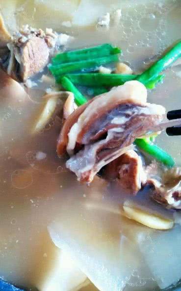 白无|手把手教你“炖羊肉”最简单的办法，牢记2样食材，鲜奶白无膻味