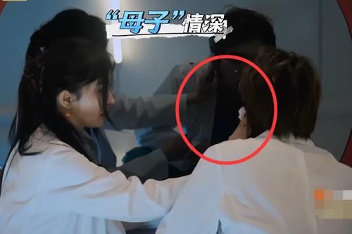  抹脏|黄明昊的脸被NPC抹脏，杨幂默默做的动作太暖心