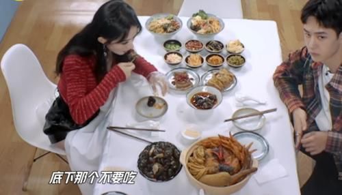  挽回|赵丽颖吃超大田螺，谁注意王一博小声说的啥？帮赵丽颖挽回了面子
