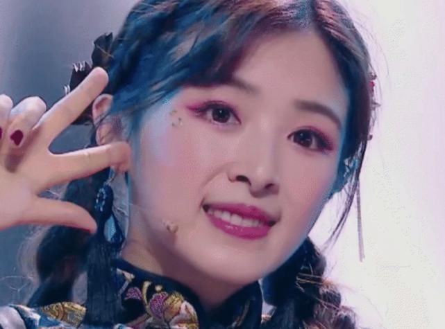  张含韵|“彩虹节拍”集体国风造型，蓝盈莹活力满满，我却被张含韵吸引