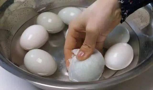 咸鸭蛋|腌鸭蛋时,别只会加白酒和食盐多加一点它,蛋黄个个起沙流大油