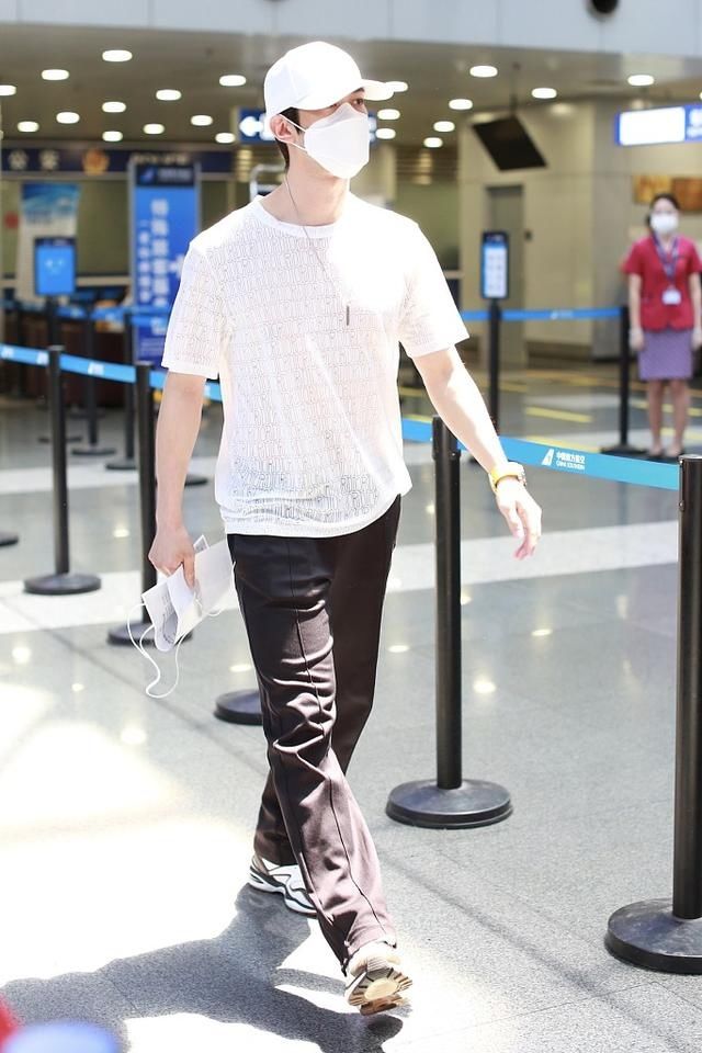 可爱|李治廷黑白look简约低调帅气满分 举双手挠头呆萌可爱