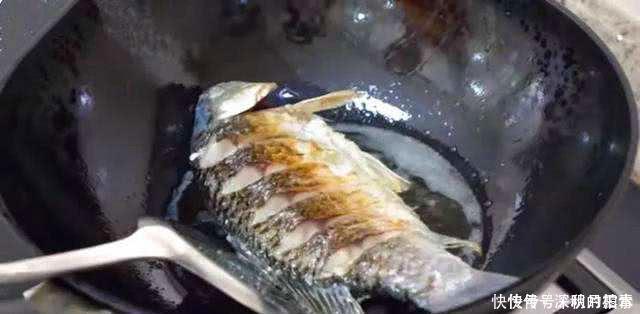 妈妈煎|不管煎什么鱼,直接下锅可不对,先做这一步,鱼皮才完整!