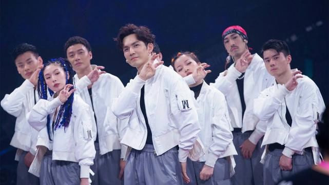  专业|《街舞3》钟汉良太难了！两轮只输给王一博4票，哭着淘汰四位队员