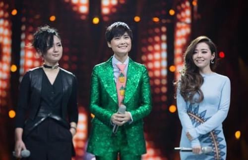  李宇春|李宇春担任《好声音》评委，唱功不代表实力，她凭借的是什么？