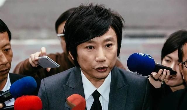  女造型师|男星性侵8女被判四年，百位受害者曝光包括未成年，狼狈现身法院