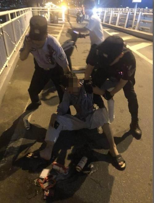 民警|2名失恋男子相约跳桥，一人跳下去后，把同来的女同事当场吓哭