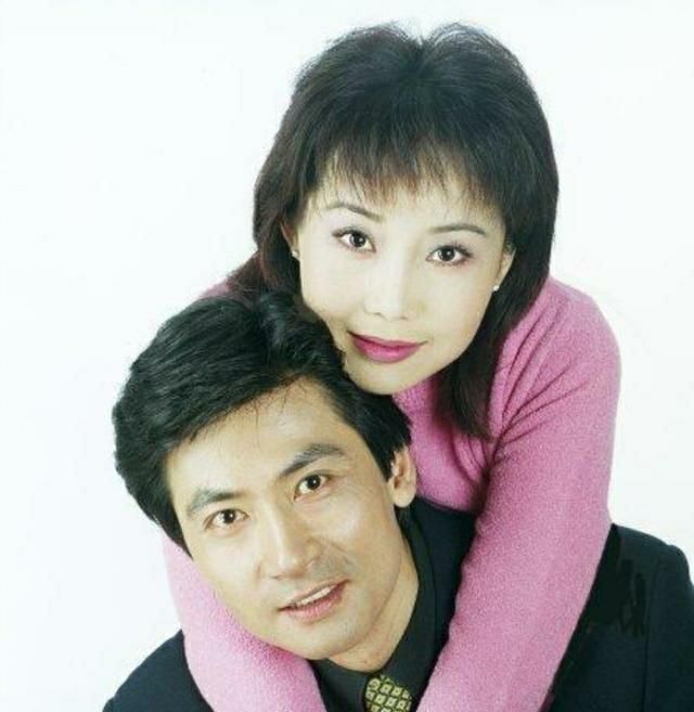 绯闻|他出道30几年不红,妻子在当红时嫁给他,如今恩爱30年,从无绯闻