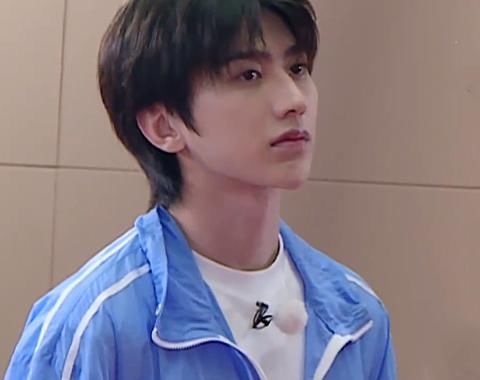  蔡徐坤|baby因《跑男》百期录制感动时，粉丝却被蔡徐坤反应吸引，好歹装一下