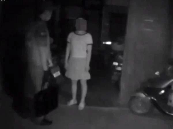 男友|因女友裙子太短，男友选择报警，并谎称自己杀了人