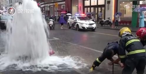  消防栓|消防栓突发故障，引数十辆私家车排队“洗车”......网友：得罚！