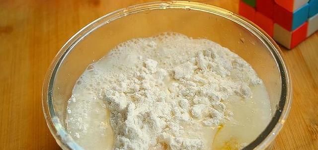  白糖|1碗面粉，1个鸡蛋，筷子搅一搅，不揉面不擀面，比油条还好吃