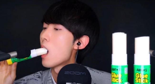 透明|班上还可以吃4种零食,铅笔糖就算了,透明奶茶又是什么魔鬼