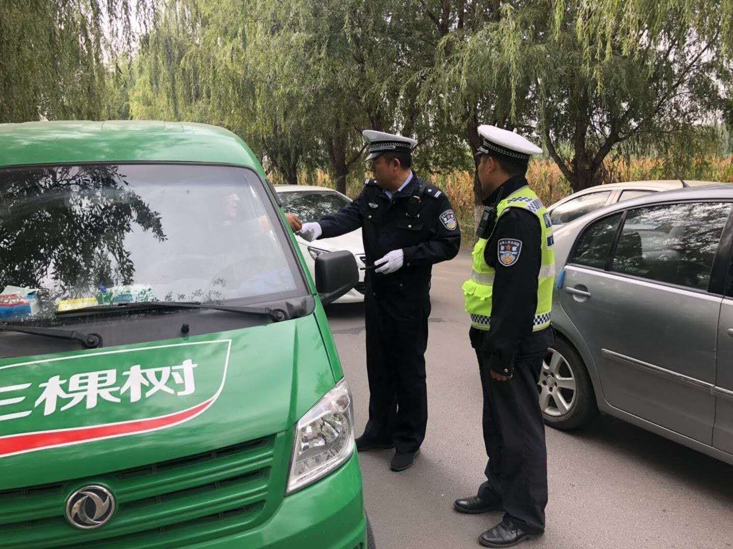 农村|北湖交警大队集中整治农村面包车交通违法行为