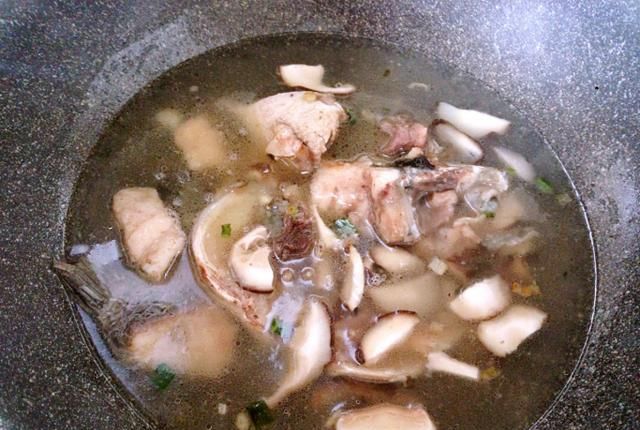  豆腐|鲜浓爽口鱼骨豆腐香菇汤，一条鱼吃两顿还不重样，鲜香补钙