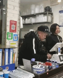 哥们|搞笑GIF:这个哥们估计是个强迫症患者吧