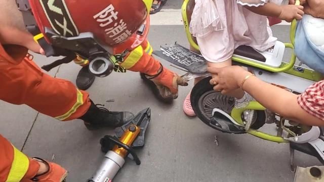  家长|男孩脚卡旋转门 消防快速营救 消防提醒家长注意暑期儿童安全