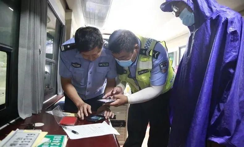  电动|一致好评丨招远交警冒雨走上街头帮电动自行车上牌!