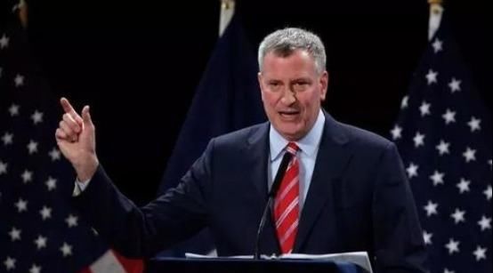  纽约|大量棺材惊险纽约街头，抬棺民众情绪激动，现场还摆有大量裹尸袋