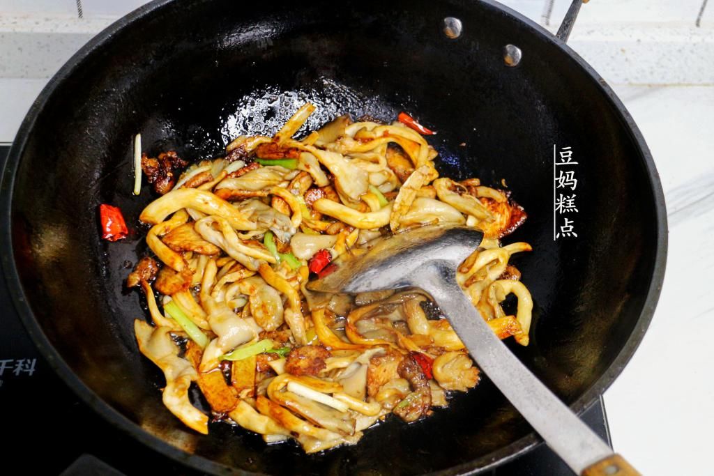  下饭|入秋后，这种菇才越多，简单3分钟爆炒，下饭一流