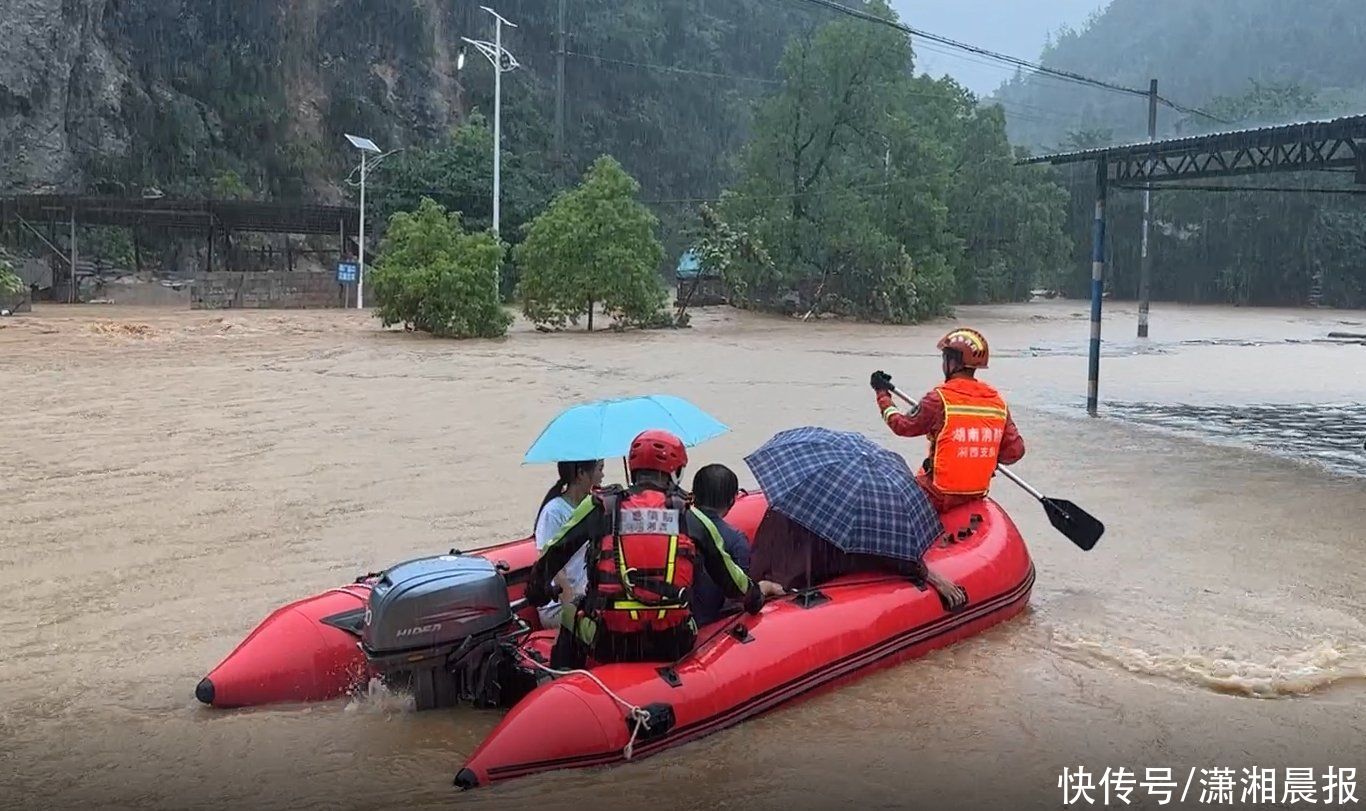 湘西多地暴雨，有人在挂车内等救援，截至目前湘西消防转移疏散455人