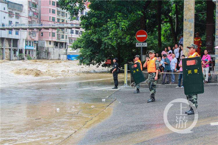  大宁河|大宁河水位暴涨致数十间商铺被淹，现场有这样一群身影……