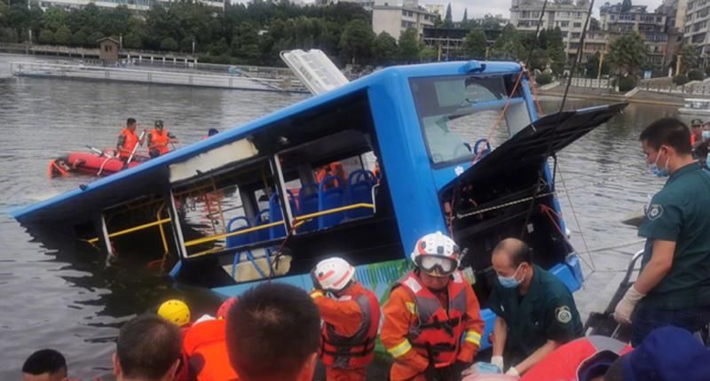  事故|公交车不幸冲进水库，已致21人死亡15人受伤，事故原因还在调查中