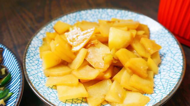  倒入|晒晒一家三口的晚餐，4道家常菜1主食，营养丰富，网友：太抠门