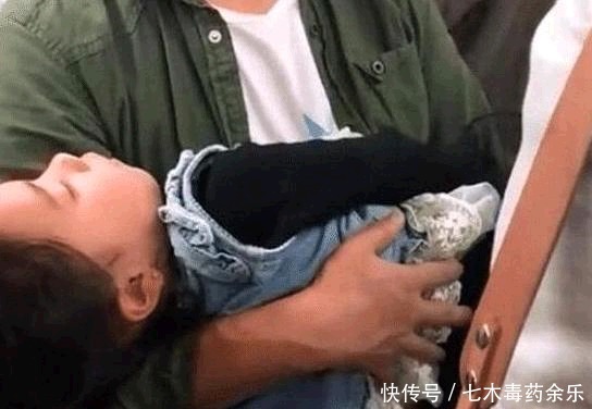 地铁|爸爸抱沉睡女儿乘地铁,40分钟没人让座,爸爸的举动却让人泪目