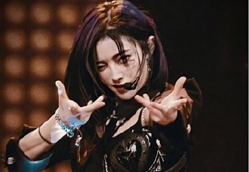 救场|青你决赛学员麦不慎掉落,谁注意许佳琪的举动?堪称教科书式救场