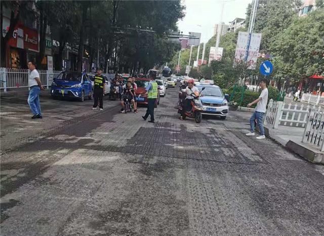  电动车|3名小学生骑一辆电动车 一路嬉笑打闹穿行车流，结果……