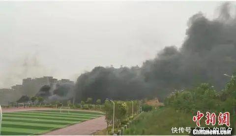  仪表盘上|危化品货车司机边开车边看美女直播，结果……