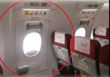  江某|飞机滑行中大学生强拉应急舱门，原因让人无语