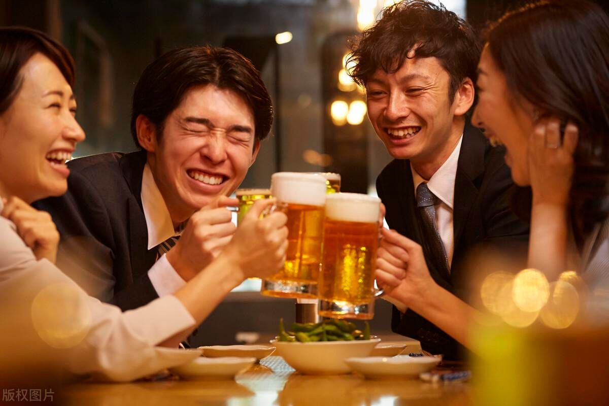 喝酒喝到什么程度才算酗酒(酒瘾自测：喝酒有这3种情况，别着急否认，你已是“酗酒者”)