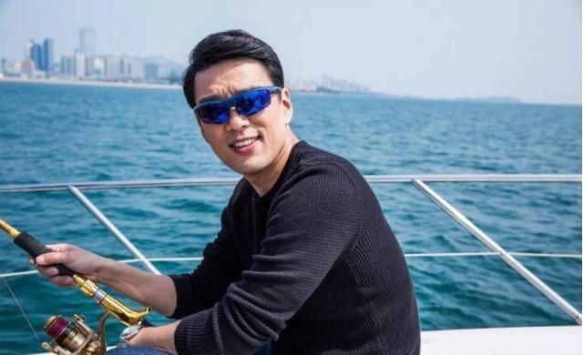  王耀庆|46岁王耀庆上节目，“超短裤”惊呆众人，节目导演笑出猪叫声