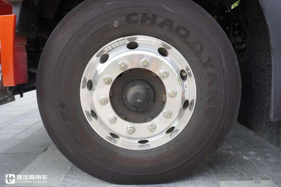  推出|解放J6P推出一款砂石料运输牵引车，配置怎么样？实拍带你看看