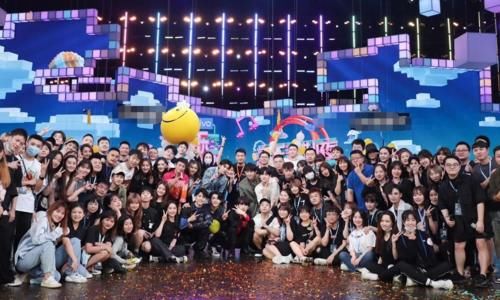  快乐大本营|蔡徐坤和baby又合体新综艺，大合照曝光，我只注意到两人的站位姿势