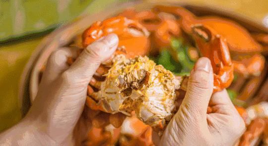  螃蟹|螃蟹别再蒸着吃了，这样一做外酥里又嫩，炒了一大盘硬是不够吃！