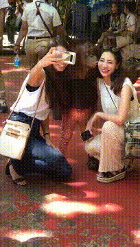 姑娘|搞笑GIF:姑娘,你说的什么?我没听清!