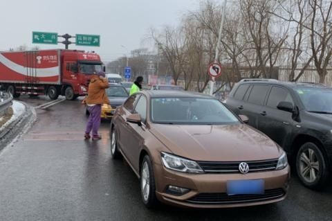 的哥|警探号丨的哥专盯并线车碰瓷 作案25起后栽了