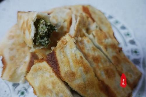 酥脆|酥脆鲜美的锅贴上桌了,皮儿颜色金黄有嚼劲,平时我就爱吃馅儿