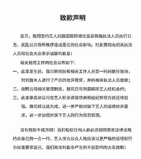 机场|商务男子机场发飙，用一沓钞票砸保安脸，中英文结合怒斥“穷人”