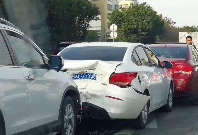 追尾|追尾责任都在后车?交警:这几类追尾撞上去,算前车的责任!