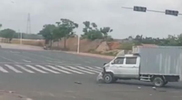  对比|“印度神车”路虎和“国产神车”五菱相撞，对比车损，五菱完胜