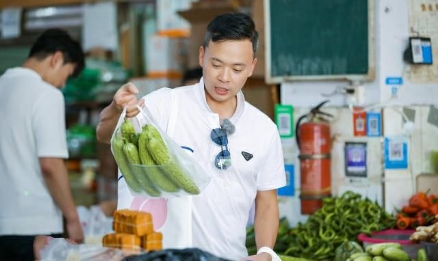  黄晓明|《中餐厅4》首播惹争议，黄晓明遭算计，赵丽颖拒绝拍摄却曝光语音