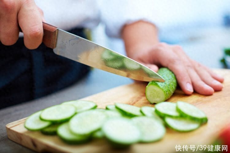 激素黄瓜和正常黄瓜的区别(​黄瓜是“激素瓜”，常吃有毒还致癌？提醒：这种黄瓜确实要少吃)