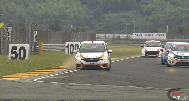 转向|601号赛车被撞，轮圈缺一块还能完赛。818号赛车突然无法转向