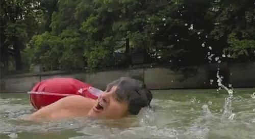 本杰明|男子因上班受够了拥堵的道路，每天游泳2公里去上班