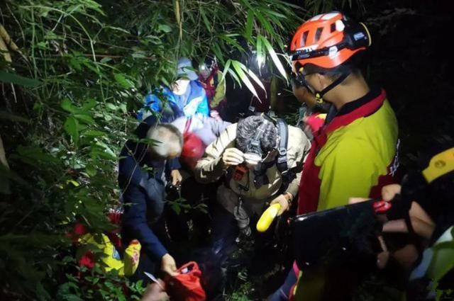  救援队|“作死”驴友在峨眉山失联，5天后获救被要2万元救援费，该给吗？